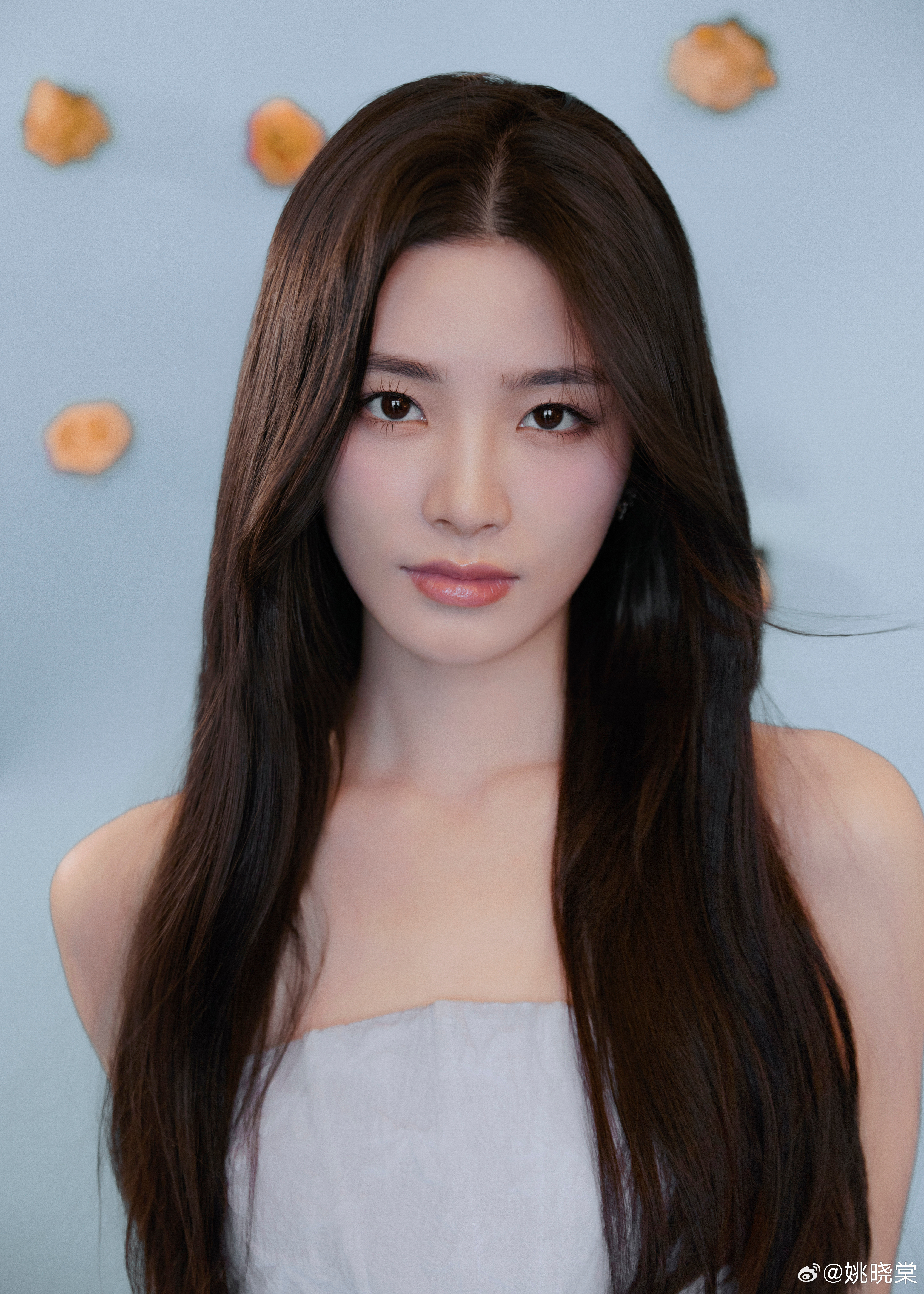 姚晓棠杏眼含媚的绝色颜值，配着如丝的长发披在肩头，发丝轻晃的瞬间，连风情都翻