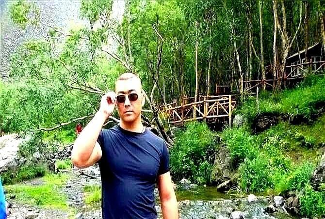 堂哥在交警队上班，今天是侄子的订婚宴。席间堂哥把我拉到一旁，说最近单位里管得特