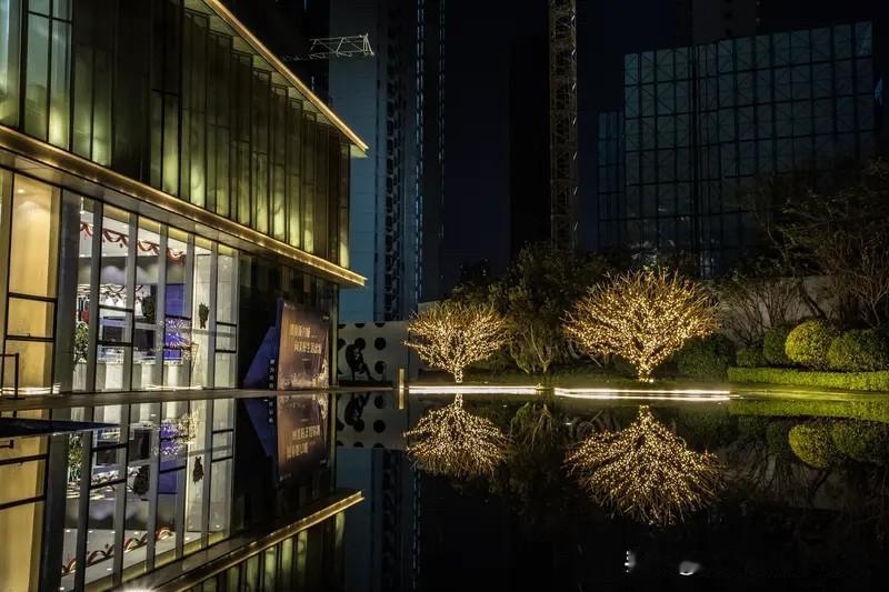 最近在好几个改善豪宅售楼处，都听销售提到类似的情况：有客户从股市里套现出来买
