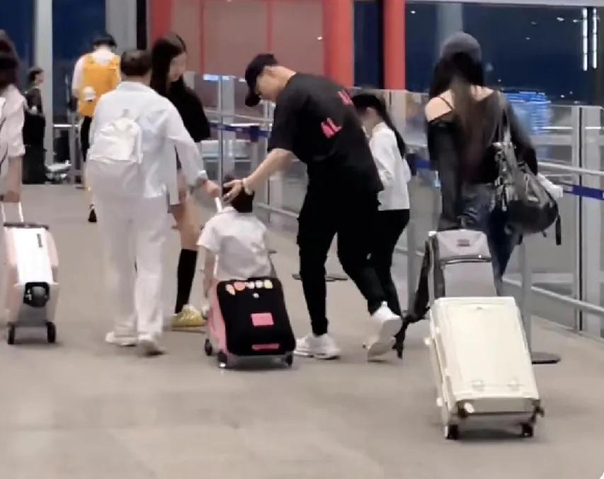 汪峰，人生赢家啊！7月27日晚，不少网友晒出了汪峰带着四个孩子旅游归来的视频