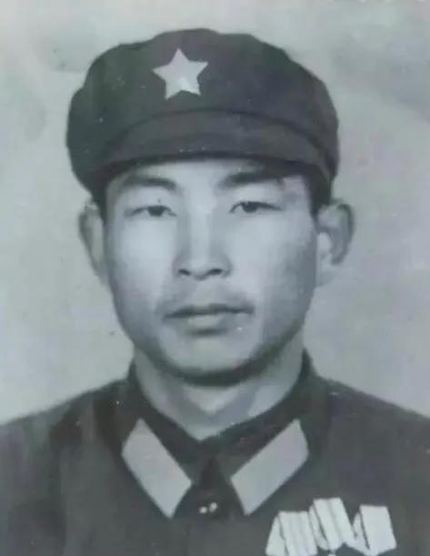 投降吧！1980年，南疆前线，战士许明习刚炸毁一处暗堡，就被数倍于己的敌人包围，