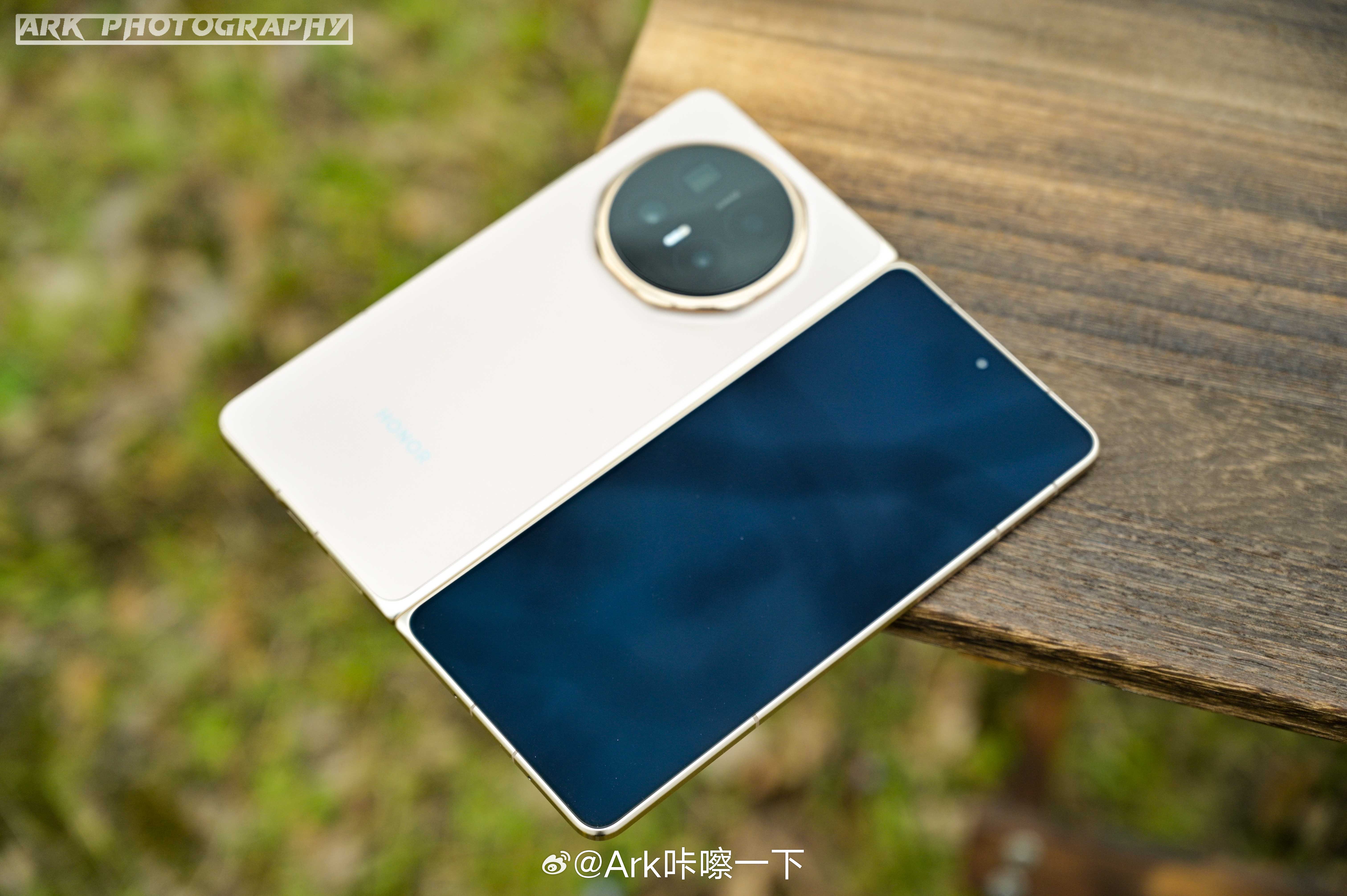 荣耀MagicV6这块外屏确实出厂就没有膜，黑钻屏耐刮耐磨耐用，我用了一个月，