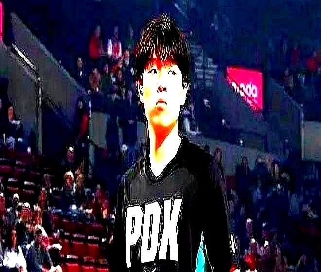 球到了他手里十多次，结果哐哐打铁。青岛新星杨瀚森这回真碰上新秀墙了。开拓者打