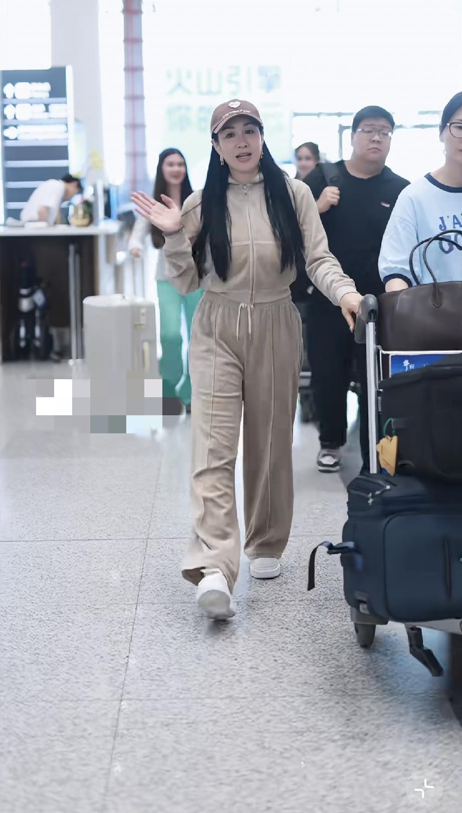 6月23日，钟丽缇现身机场，准备去英国伦敦带女儿考拉度假，她完全不顾形象了，纯素