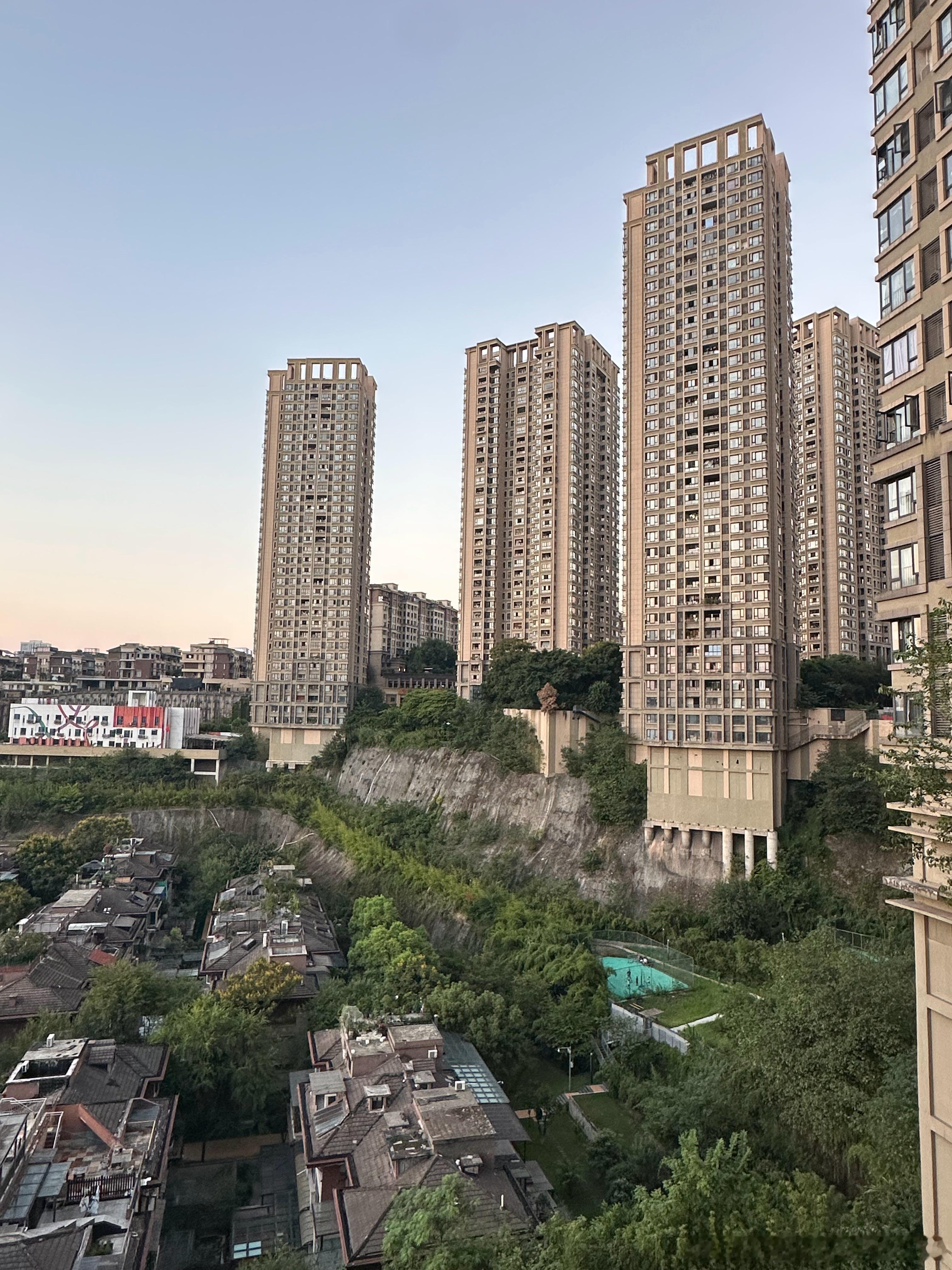 虽然重庆的楼大多都是建在山崖上，但这种地基我还是第一次见，非得造个现代吊脚楼么，
