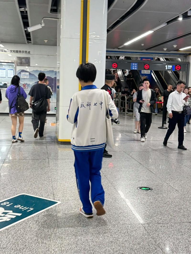 看到“登红楼遥看三国”这个上联，瞬间来了兴致。这上联巧妙地把两大名著《红楼梦》和