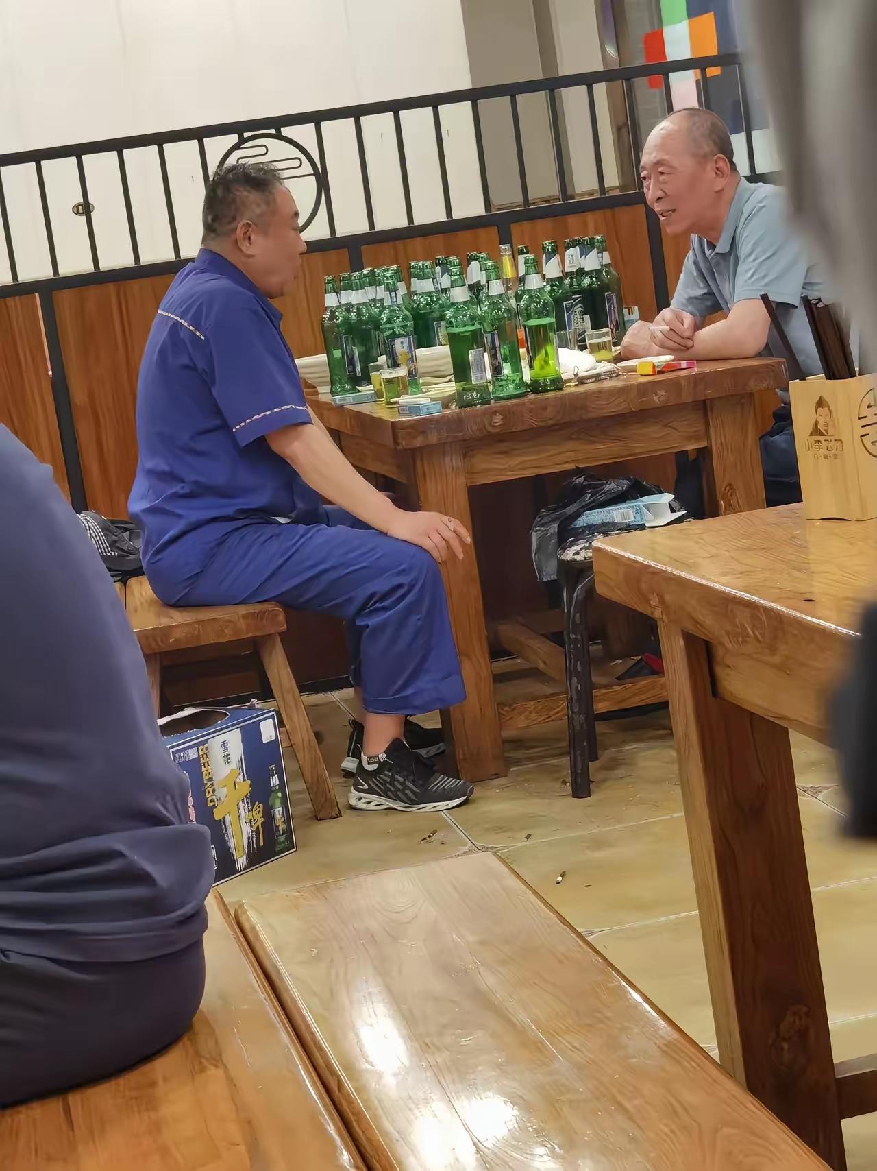 这种年纪，如果关系不硬，根本不可能喝这么多酒。肯定有值得回忆的过去