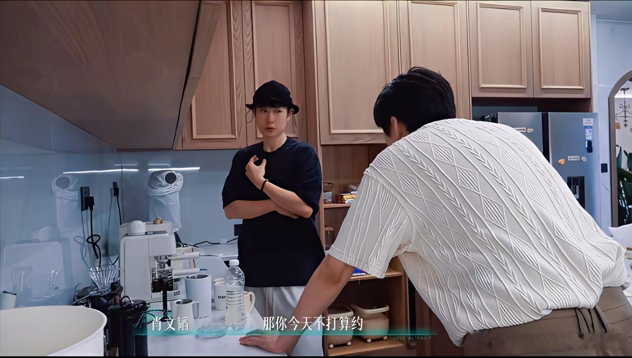 《半熟恋人》里，周佑凌真是个大嘴巴，逢人便蛐蛐柳柳。一大早他就拉着肖文韬开唠，把