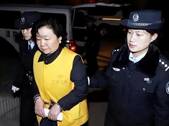 曾害惨数十万家庭的三鹿奶粉原董事长田文华，在狱中历经三次减刑后，竟然传出即将于2