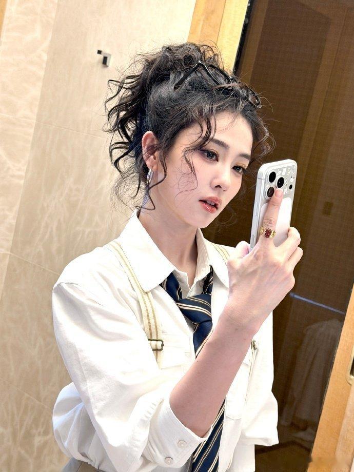 白鹿美式卷毛造型晕白鹿这头美式小卷毛也太显发量了吧！慵懒又复古，配上她那个笑，