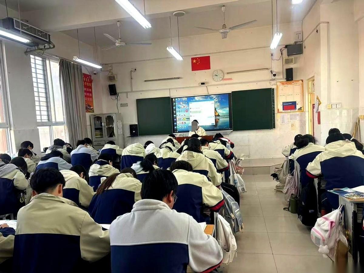 我跟你说，高中里最骗人的一句话，就是“把老师作业写完就行”。写完？多少孩子吭哧