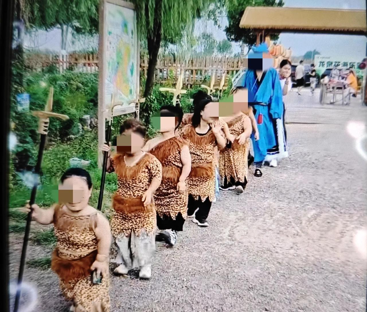 即墨龙泉花海乐园景区雇佣了一些小矮人在景区内扮野人表演，这是什么景，玩cospl