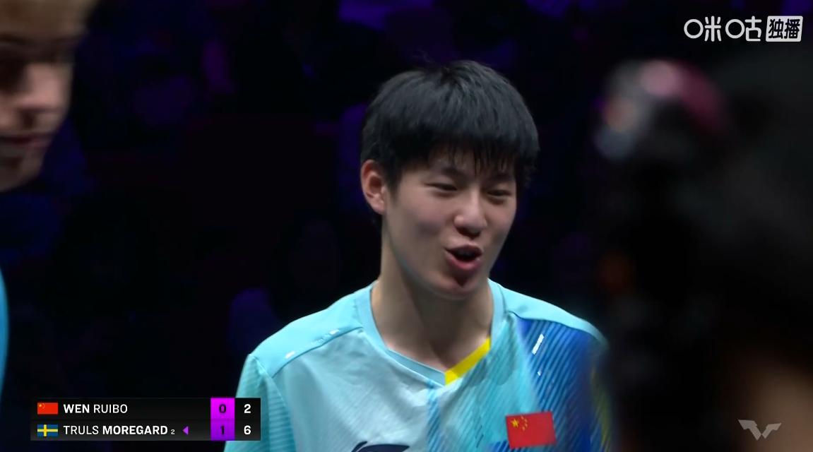 侯英超无语了：第一局温瑞博有点劲使大了，看来是太想赢了，光无谓失误就多达3个，