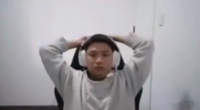 鸡哥：srf你之前非要问什么卡神是他小强厉害还是pyw小强厉害，直接发了三个月脾
