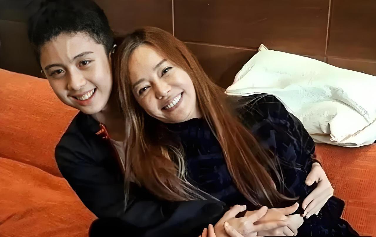 畸形的爱到底有多可怕？台湾女星狄莺，坚持母乳喂养12年，与儿子同床15年