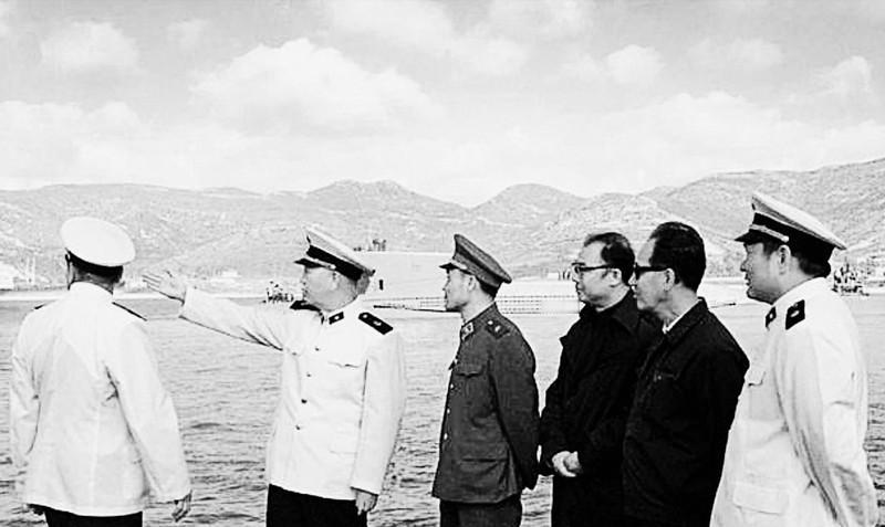 1983年，海军司令刘华清少将视察小长山岛，叫停了快艇基地的建设。基地负责人解释