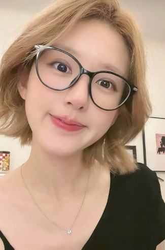 赵露思这个人完全不经扒因为一查你就会发现她的逻辑很清晰记得有一段暴露的录