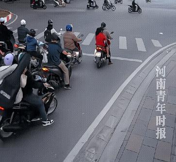 等红绿灯的时候，路边这一幕真把人看乐了。女子下车捡了个包，结果一转身，居然顺手