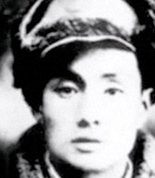 1943年，只听啪嗒一声，一个侦察员的枪掉在了大街上，他不慌不忙地捡了起来。忽然