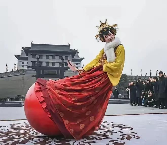 火遍全网的西安不倒翁小姐姐，还是离开了坚守七年的大唐不夜城。这不是不爱了