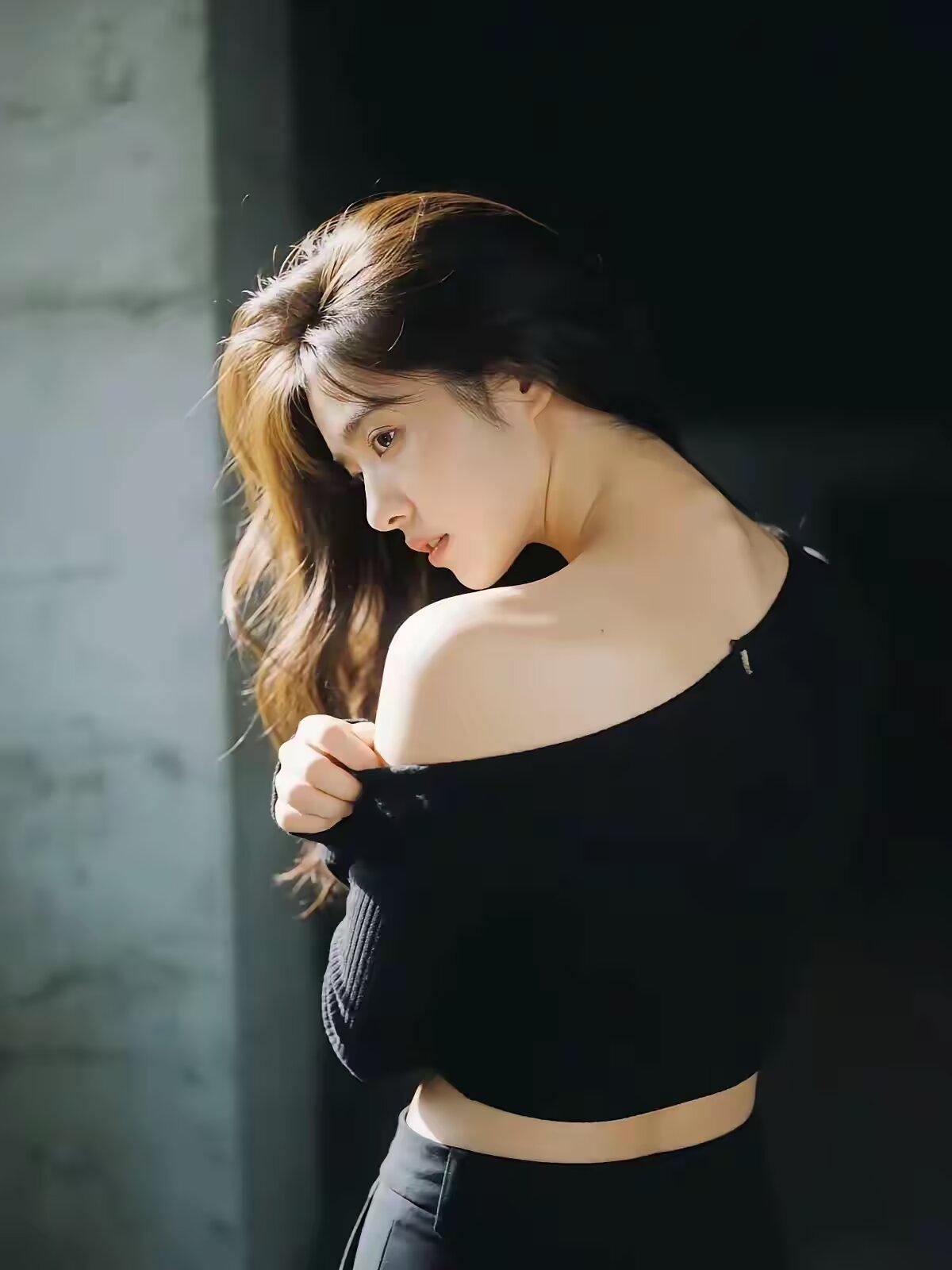 入了心的爱，一生只有一次；放在心里的人，一生只有一人这一生，遇见的人千千万。