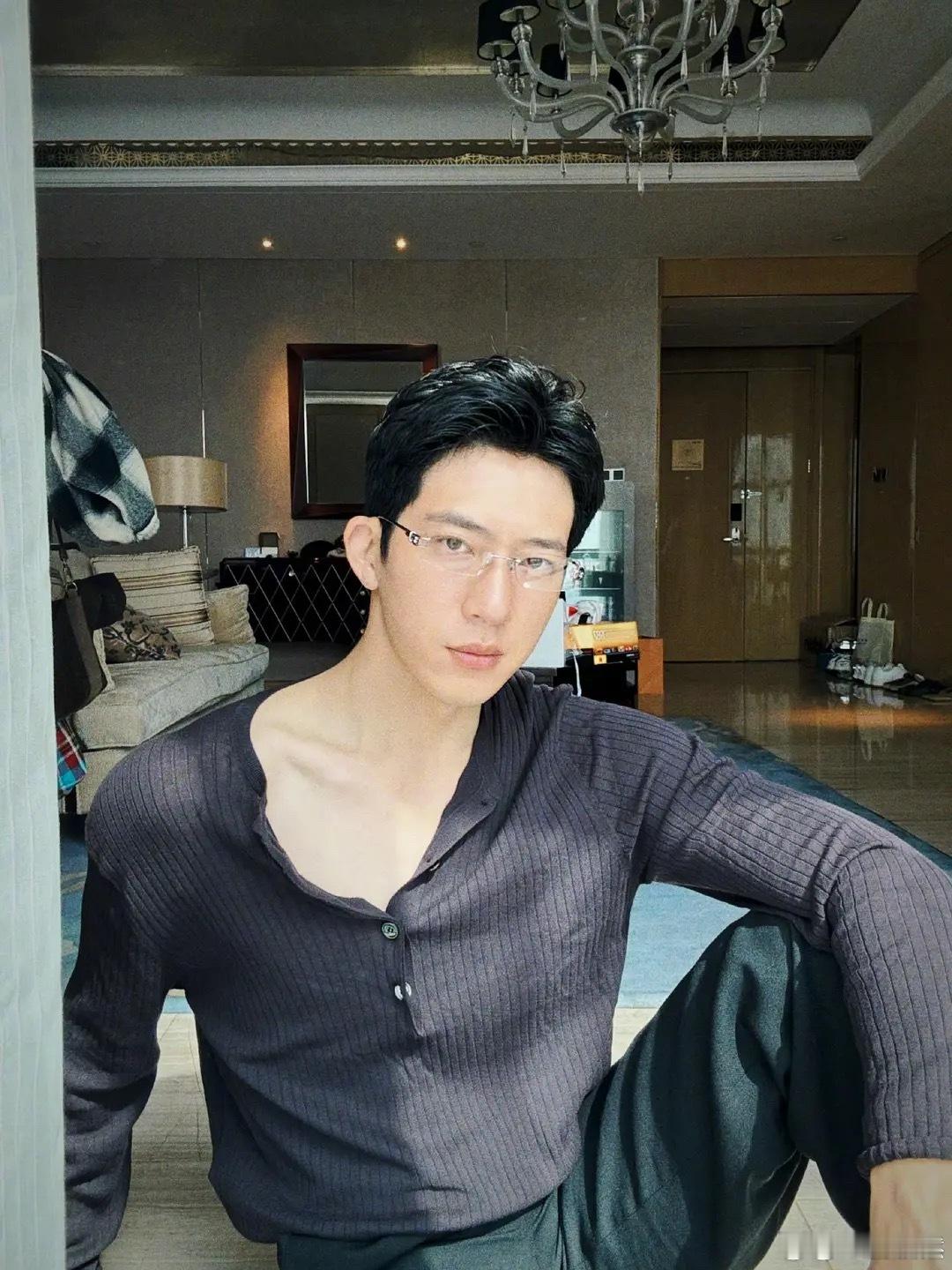 这拍照姿势，总感觉不是直男一样