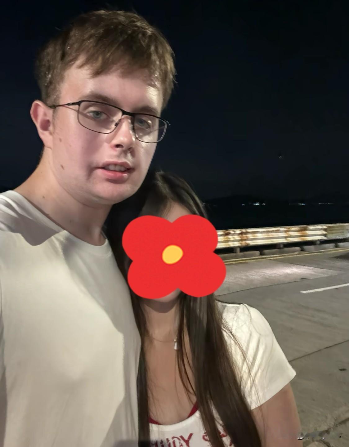 一美女晒出了与外国男友照片，又引来热议。外国白人容易找女朋友，这一次又让网友吵起
