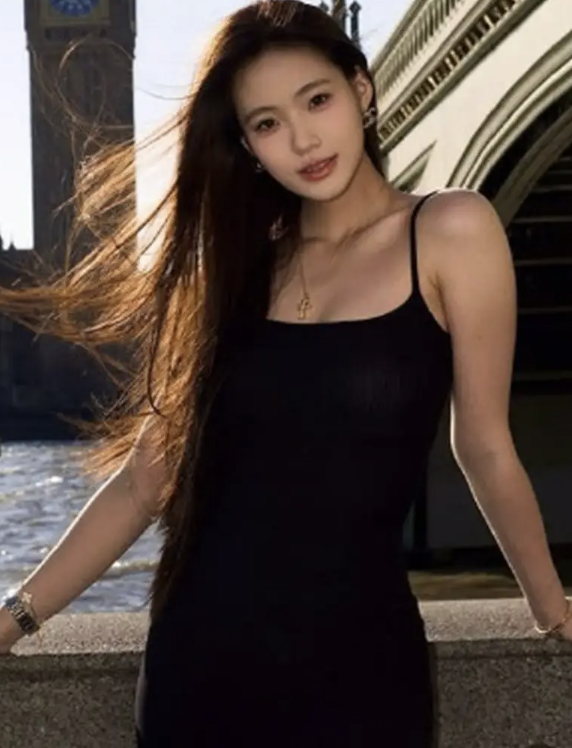 小S二女儿英国游玩吊带裙加持气质超成熟