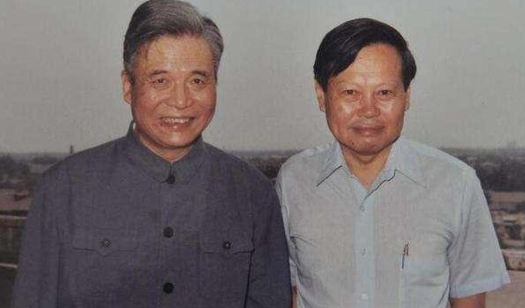 1986年,杨振宁来看望癌症晚期的邓稼先,眼见邓稼先情绪不错,杨振宁开玩