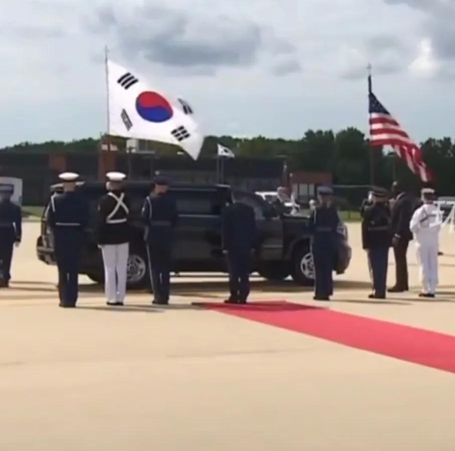 美国接机李在明，只派出了两名官员，而且其中一名官员还戴着墨镜跟李在明握手，被外界