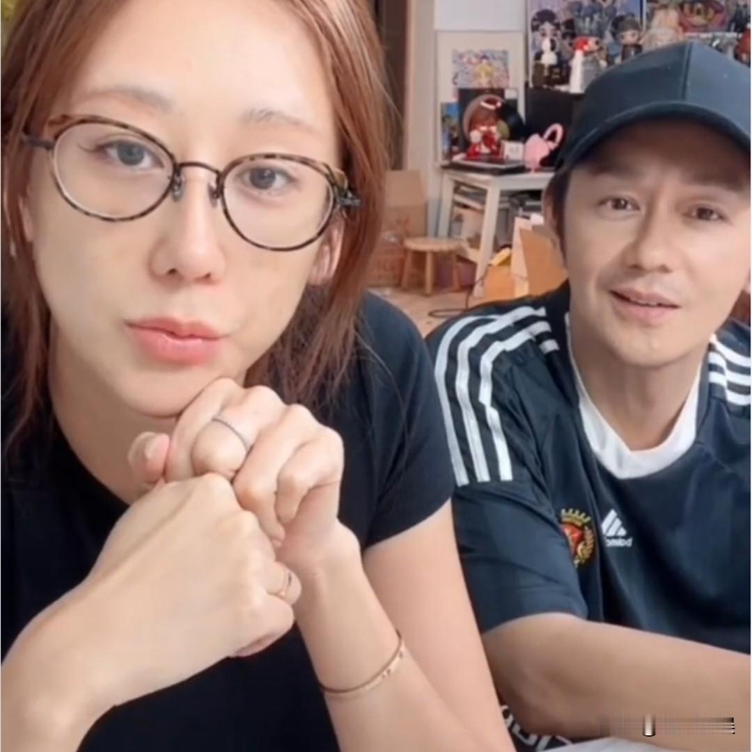 蒋丽莎，爆料陈浩民婚前旧事！9月11日晚，陈浩民与妻子蒋丽莎在直播过程中发生