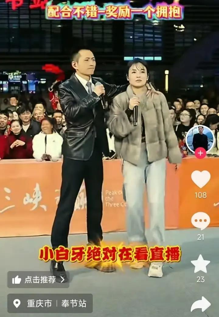 他从背后勒住她，猛烈摇晃，镜头前，女孩的脸瞬间刷白，呼吸停滞。这不是什么舞台效