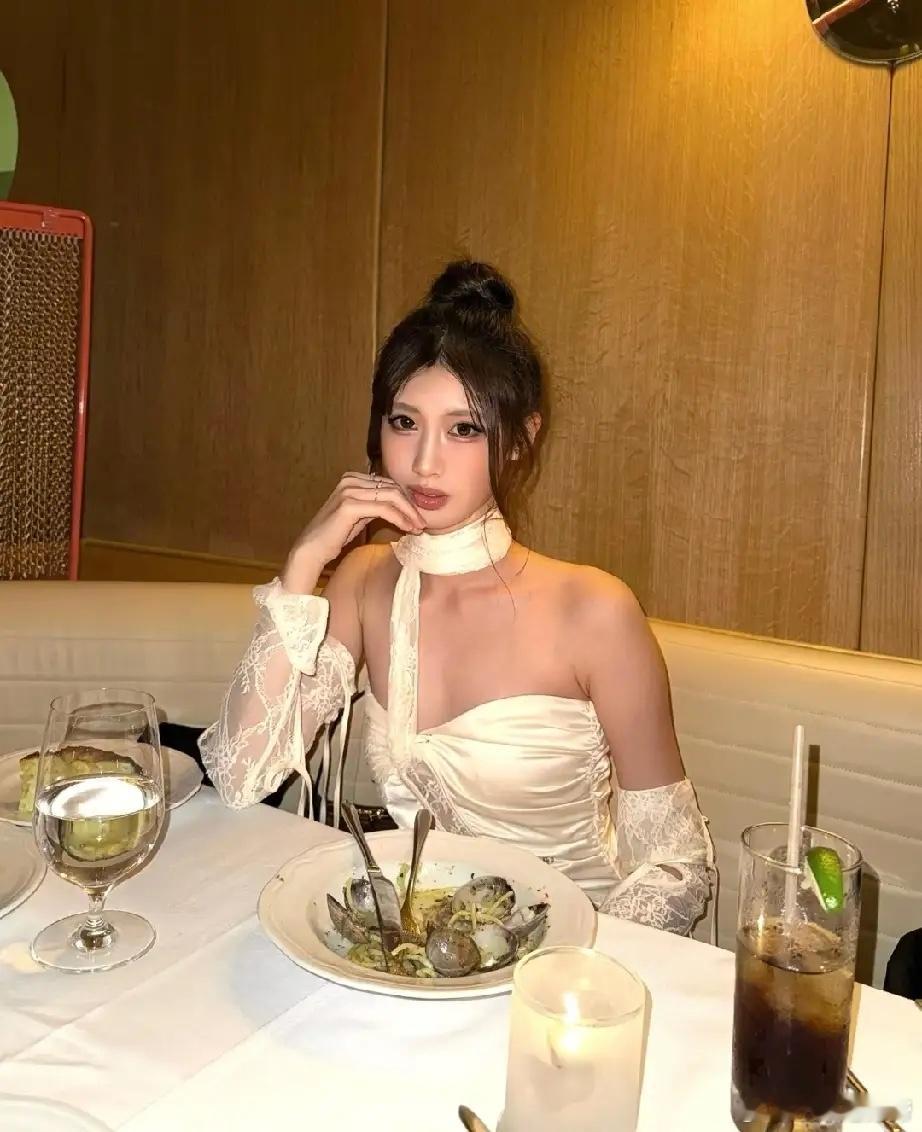 冯小刚和徐帆的女儿徐朵20岁生日了，因为徐朵还在美国读书，所以生日就简单和朋友闺