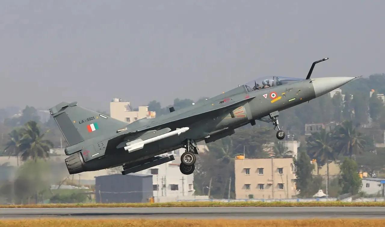 印度斯坦航空公司（HAL）纳西克工厂生产的首架“光辉”Mk1A战斗机原型机首次