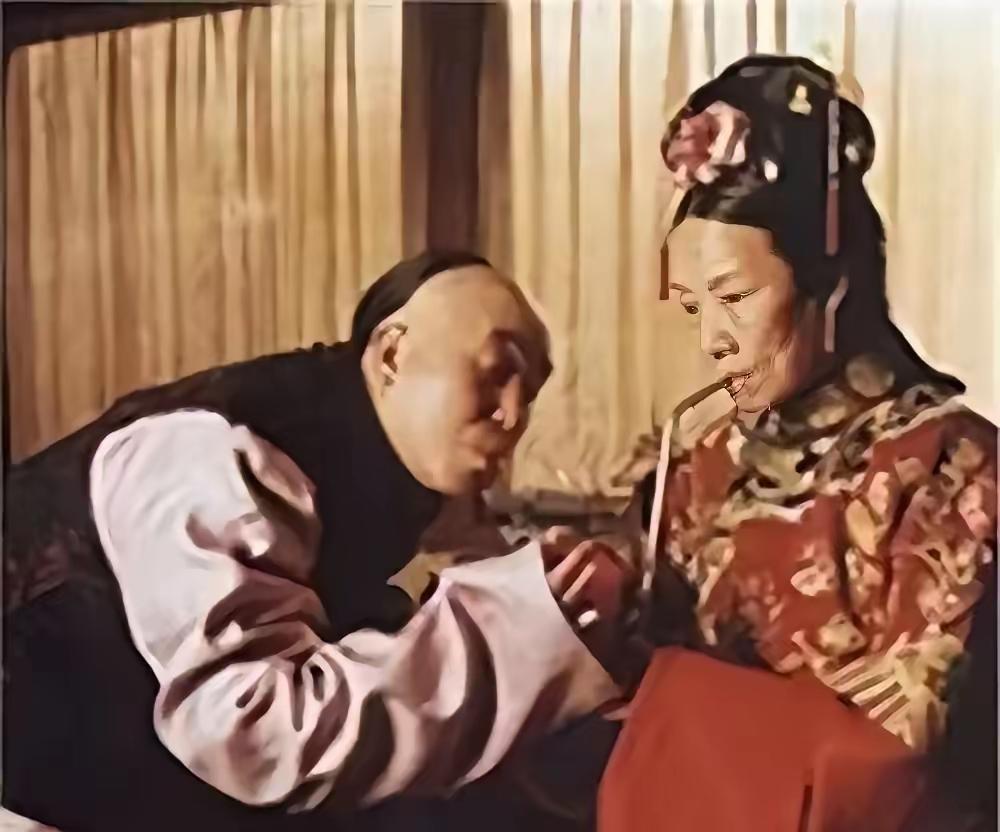 慈禧每次洗澡后，只留李莲英1人伺候。而房间里不时传出喊痛，一位小宫女偷掀帘子，这