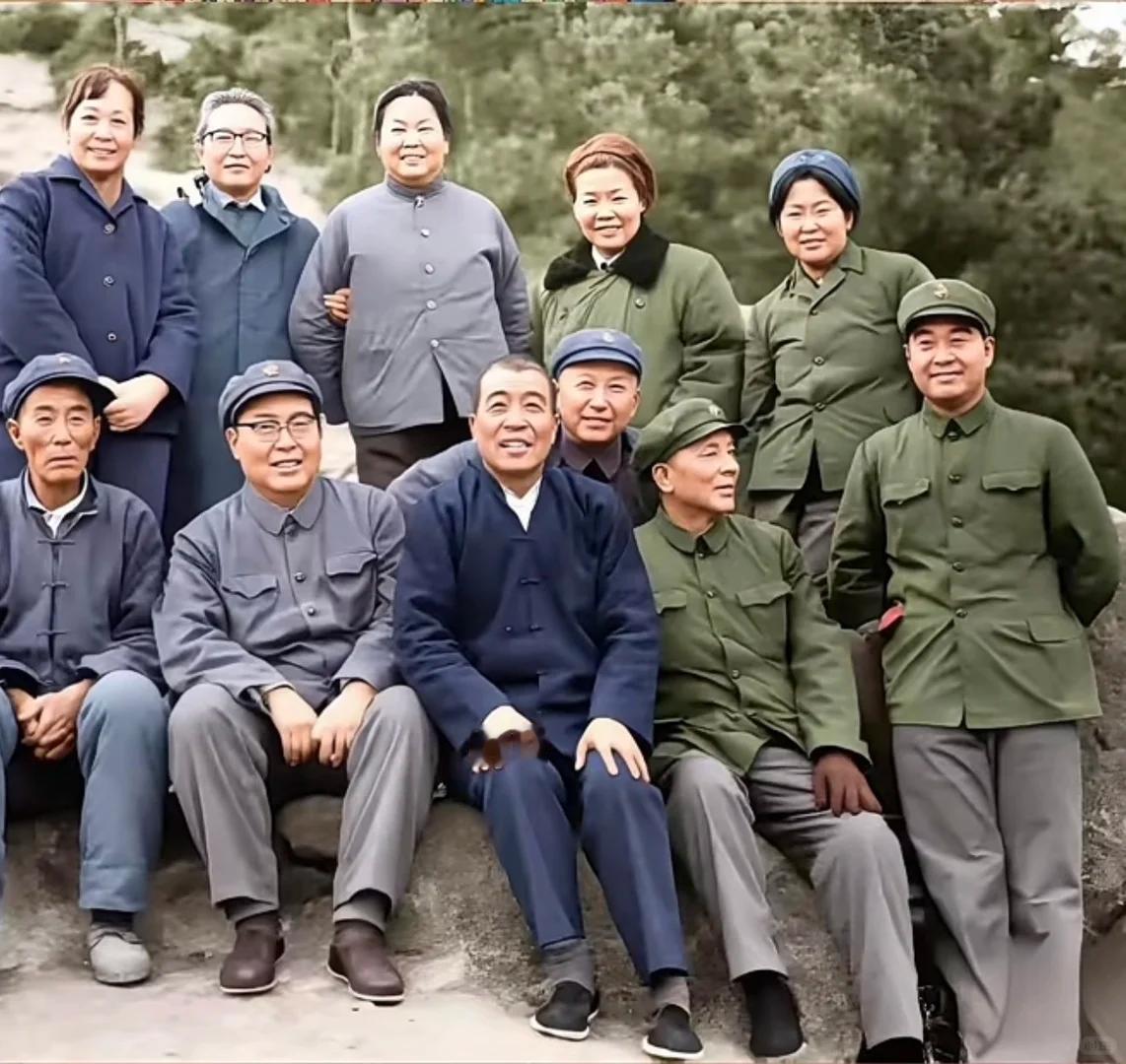【珍贵老照片】1975年秋，陈永贵与钱学森、李敏、孔令华等在大寨虎头山，留下了