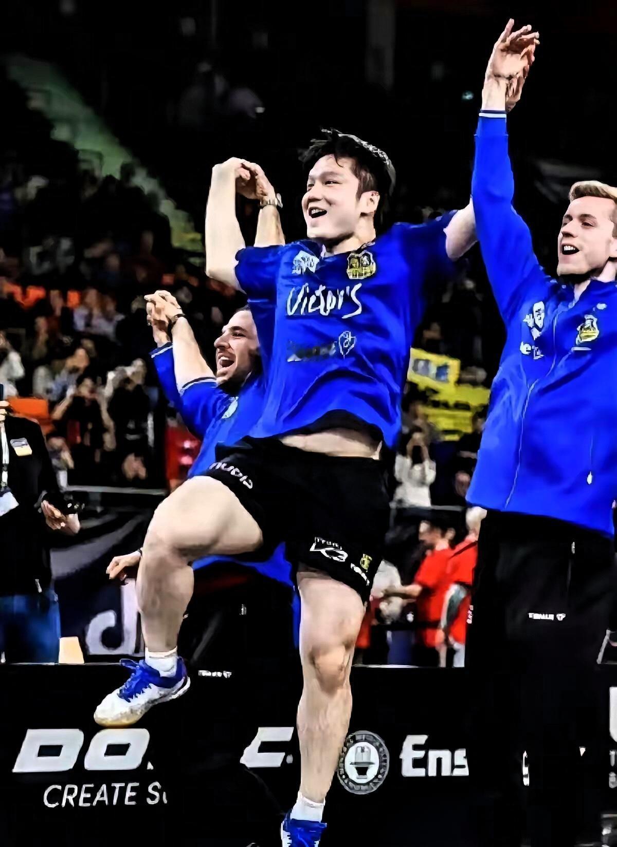 以前的樊振东：输了挨批，赢了也被挑三拣四；现在的樊振东：输赢都从容，他开心