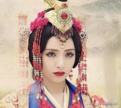公元前672年，骊戎国破。国君没抵抗到底，而是把自己的两个女儿打包送给了晋献公。