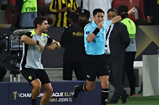 亚足联认定马宁执法无错漏判，驳斥沙特媒体虚假报道。马宁仍在沙特待命，吉达联合队不