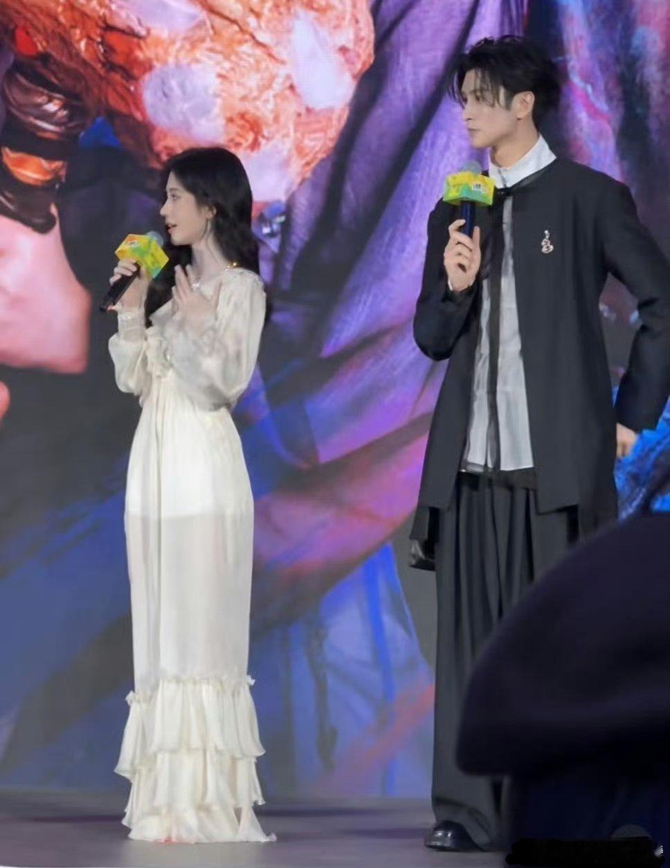 如果两位美女同框,会怎样?