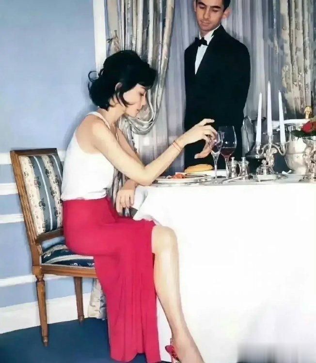 1994年，25岁的女星王菲在半岛酒店吃早餐，那时的谢霆锋还在上初中