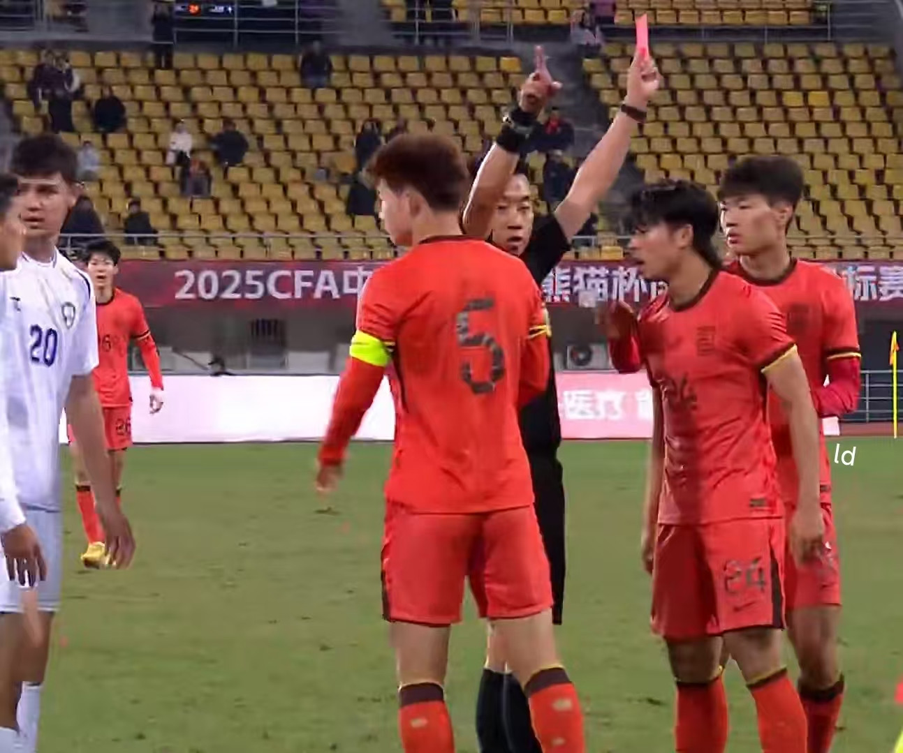 汪士钦该向球迷和队友道歉！熊猫杯第一场，汪士钦在对阵越南时失误造成丢球，赛后