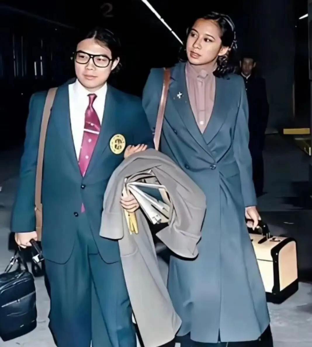 老照片中的郎才女貌。看老照片中的一对恋人，有什么感觉？这是1979年拍摄的老照片