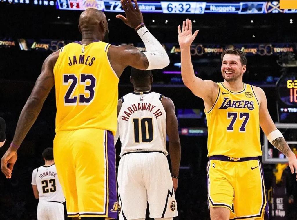 41岁詹姆斯鱼跃救球背后的无奈与豁达：湖人变阵，西部前四稳如泰山？