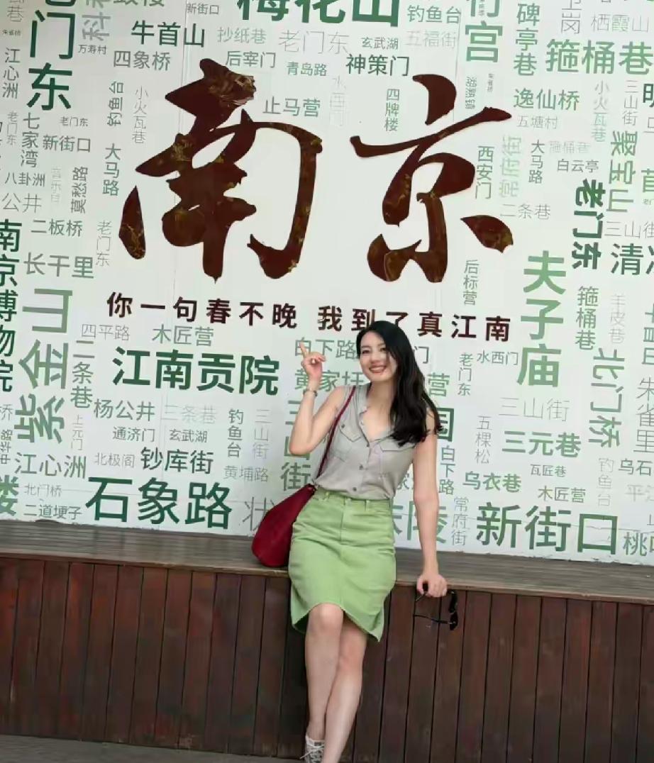 1996年，北京王府井大街上，一个扎着马尾辫的高中女孩正跟同学逛书店，完全不知道