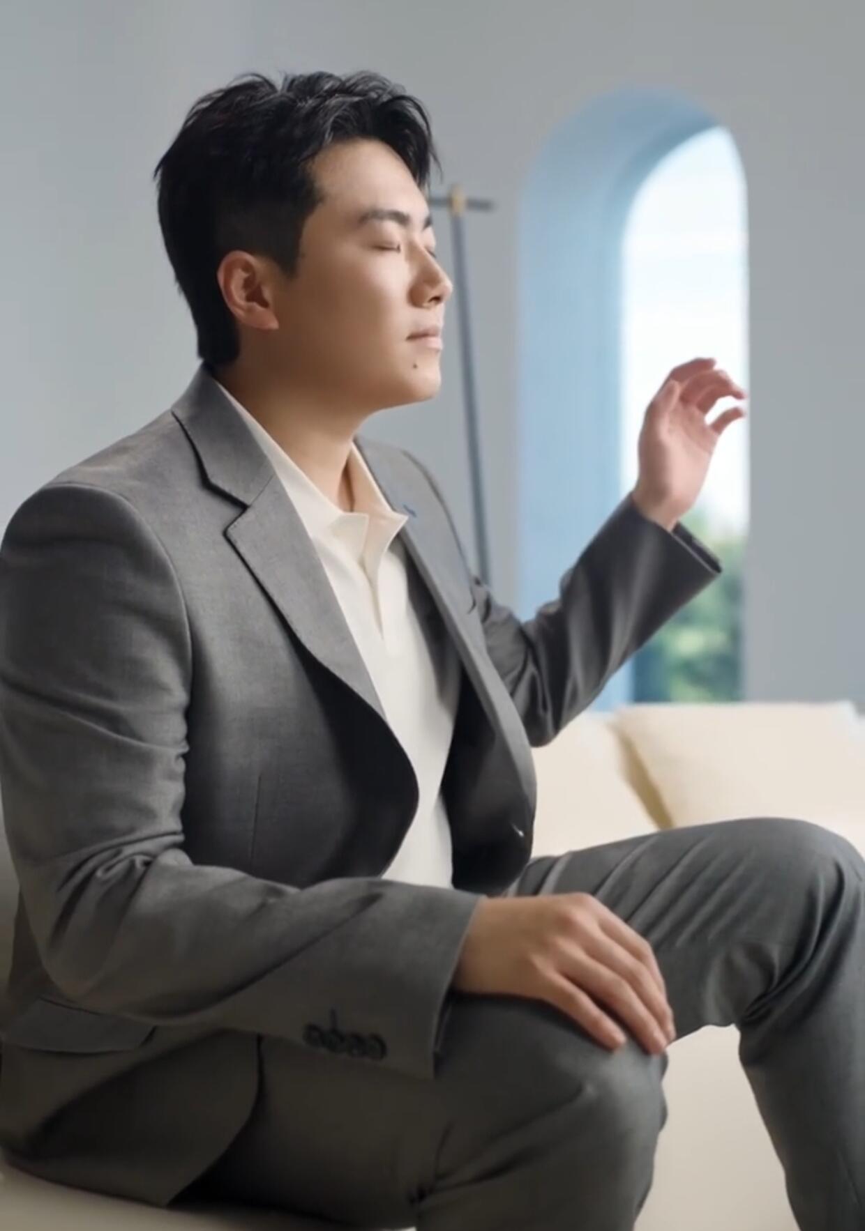 梁靖崑新商务，高级起来了，气质也来了，商务范十足，富家少爷的真实写照！大胖最近