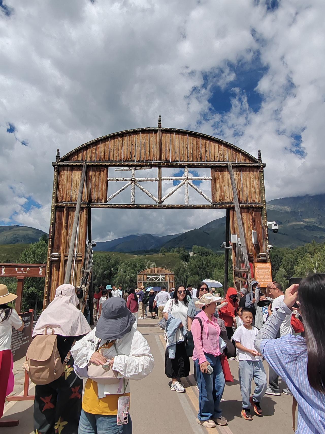 新疆旅游，禾木村和喀纳斯选哪个还挺纠结的。禾木村就是个童话世界，小木屋错落有致