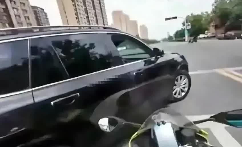 山东济南工装男逼停摩托车骑手，并下车对其辱骂威胁事件发生后，我在画面中注意另外一