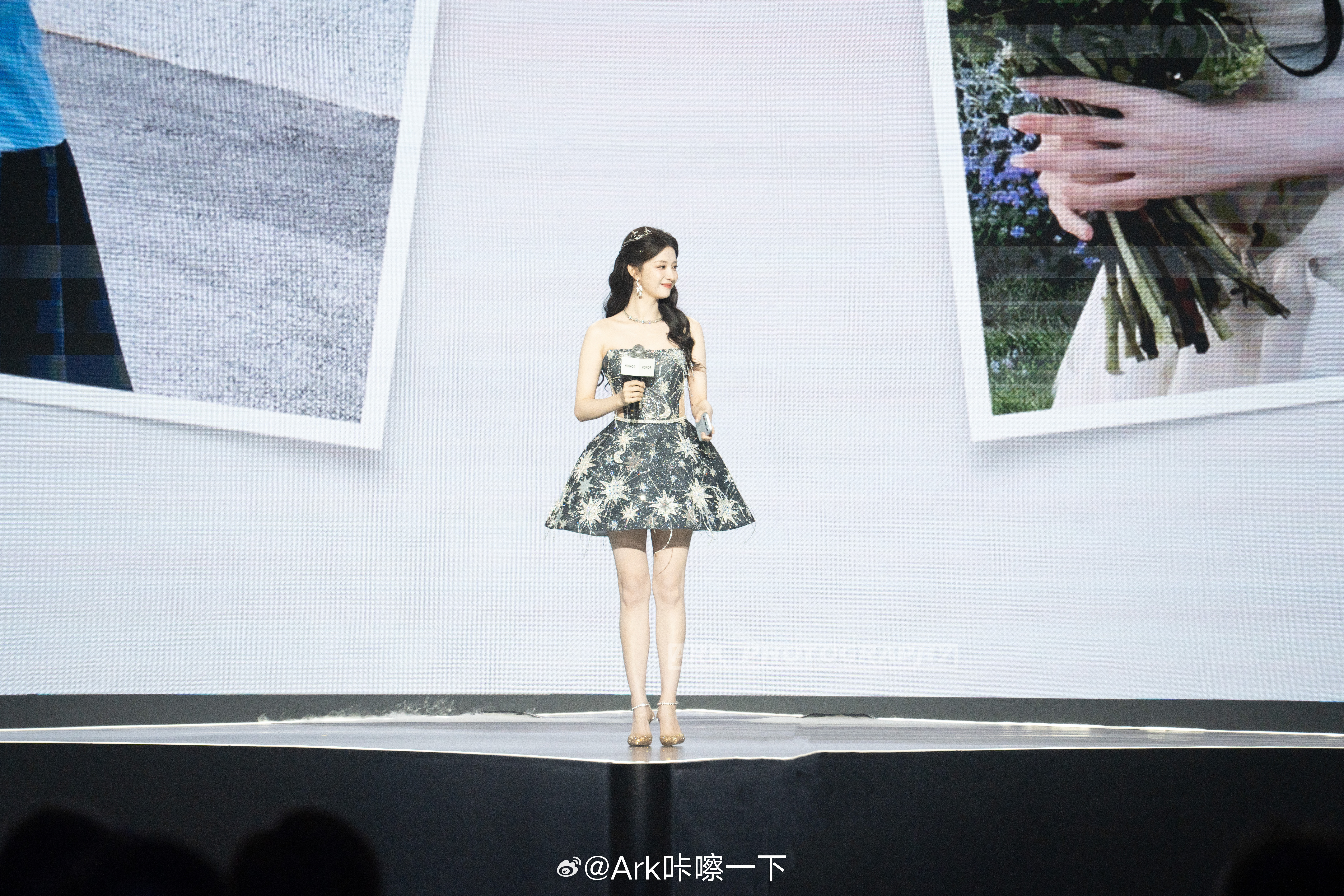 王楚然的泳衣竟然被粉丝麻辣了在荣耀600发布会上见到过王楚然本人，本人真的漂亮，