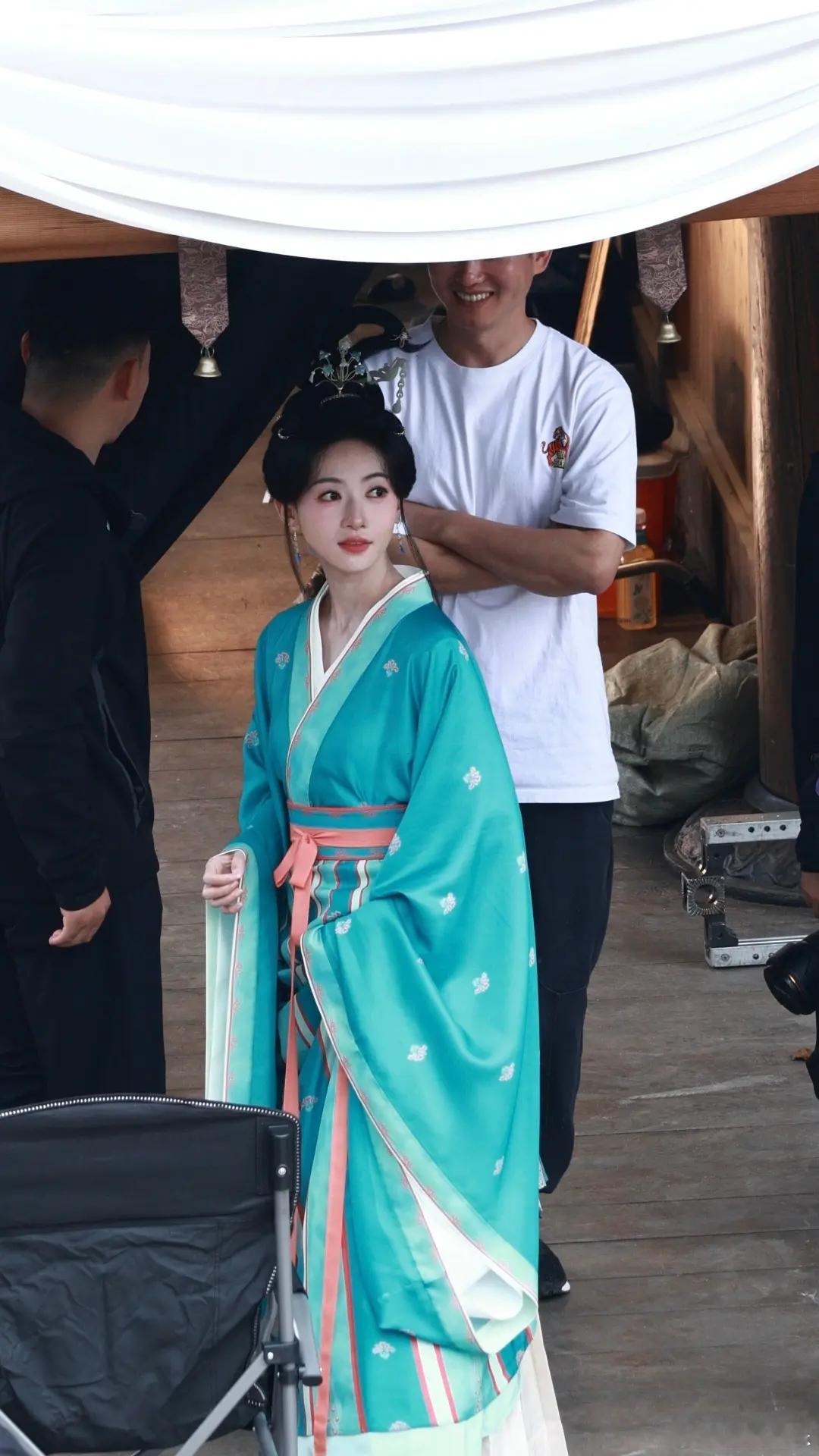 吴谨言可能算是胖点才好看的美女吧